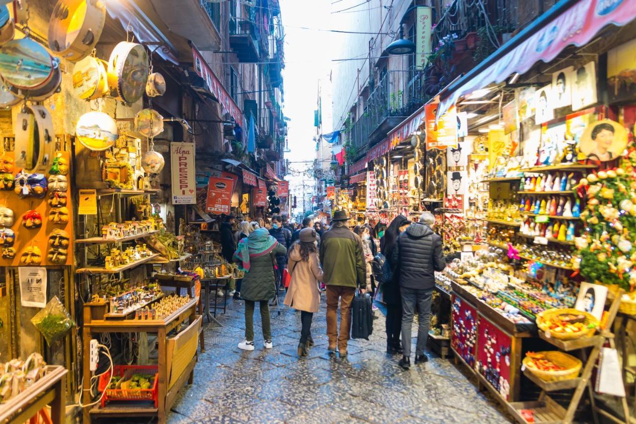 Baubo Sulla Via Dei Presepi By Napoliapartments Luaran gambar